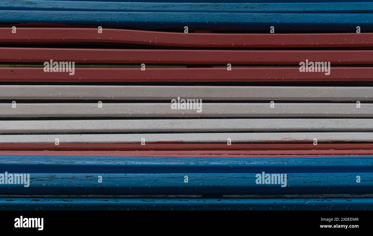 Lebendige Trans-Flaggentöne, verwitterter Charme Stockfoto