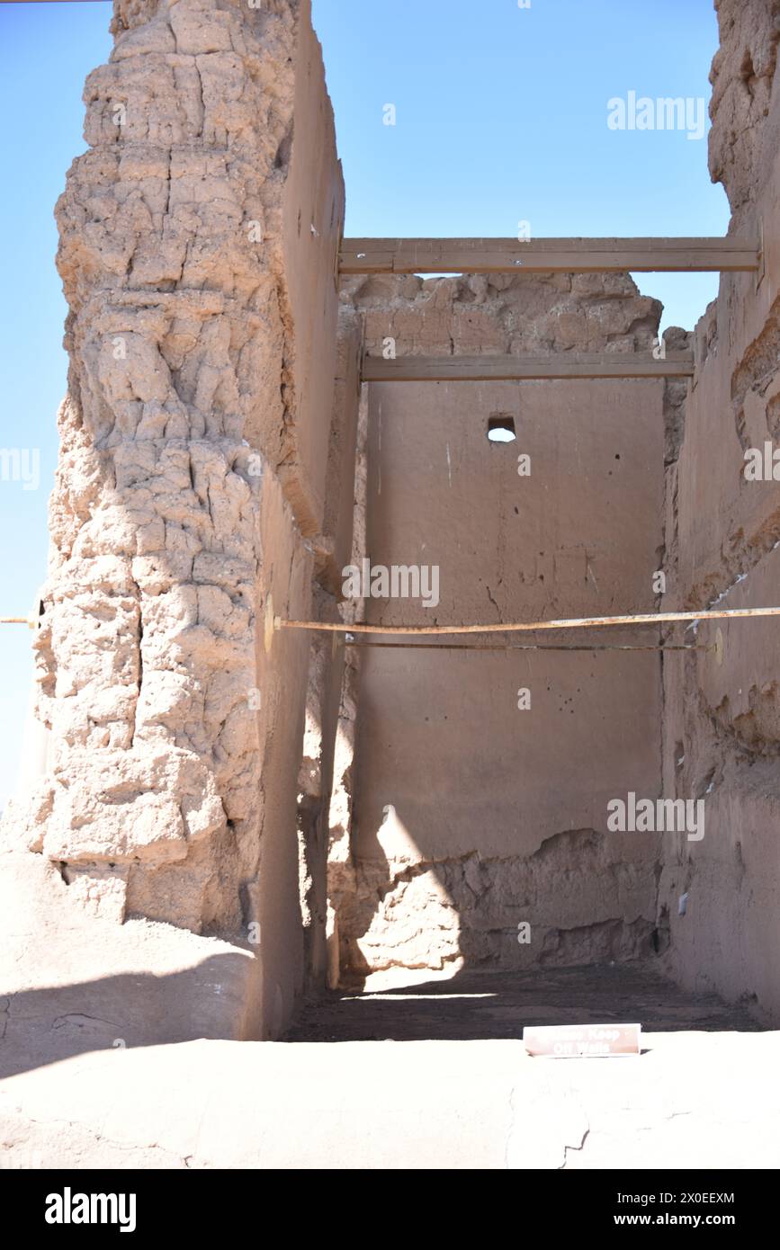 Coolidge, AZ., USA, 16.03.2024. Casa Grande Ruins National Monument im Jahr 1918. Mystery umgibt dieses einzigartige, um 1350 n. Chr. vierstöckige „Caliche“ Stockfoto