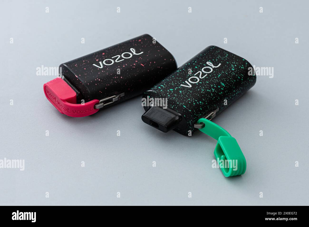 ISTANBUL, TÜRKEI - 9. APRIL 2024: Vozol elektronische Rauchermaschine. Elektronische  Zigarette (kurz E-Zigarette) ist ein elektronisches Gerät Stockfotografie