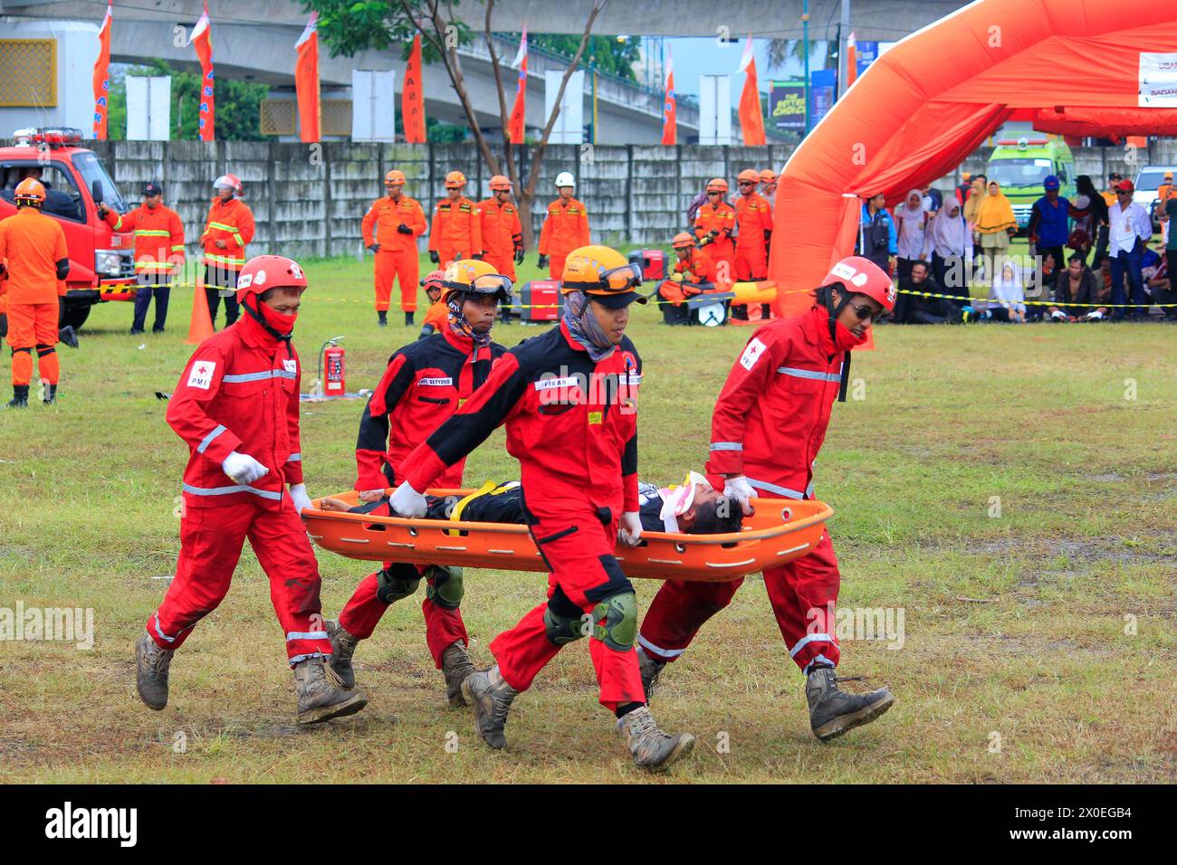 Aktion nationale Such- und Rettungsagentur Basarnas in der Simulation der Erdbebenhilfe Stockfoto