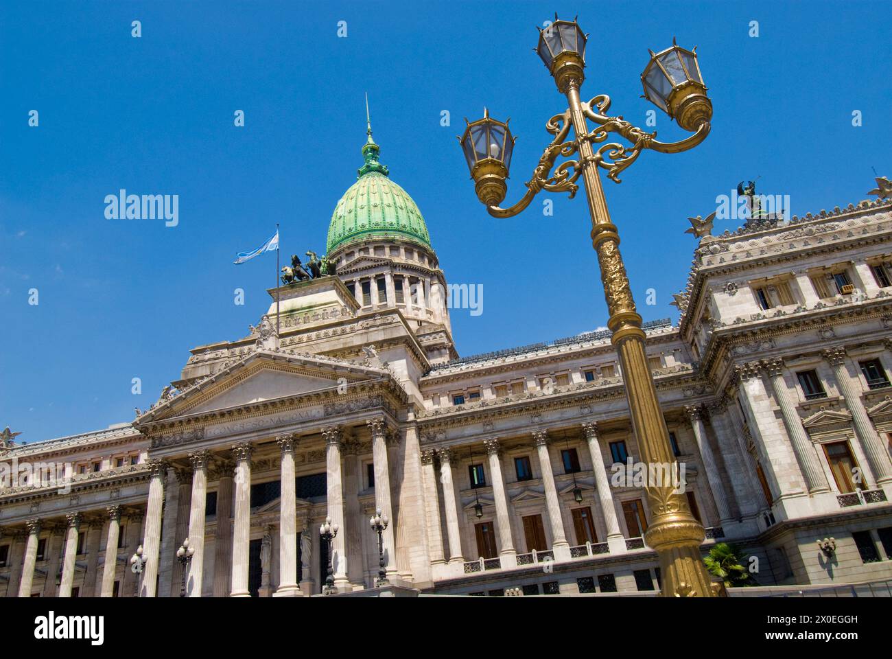 Der Kongresspalast (Palacio del Congreso) ist Sitz des Parlaments, davor steht das Denkmal der beiden Kongresse Stockfoto