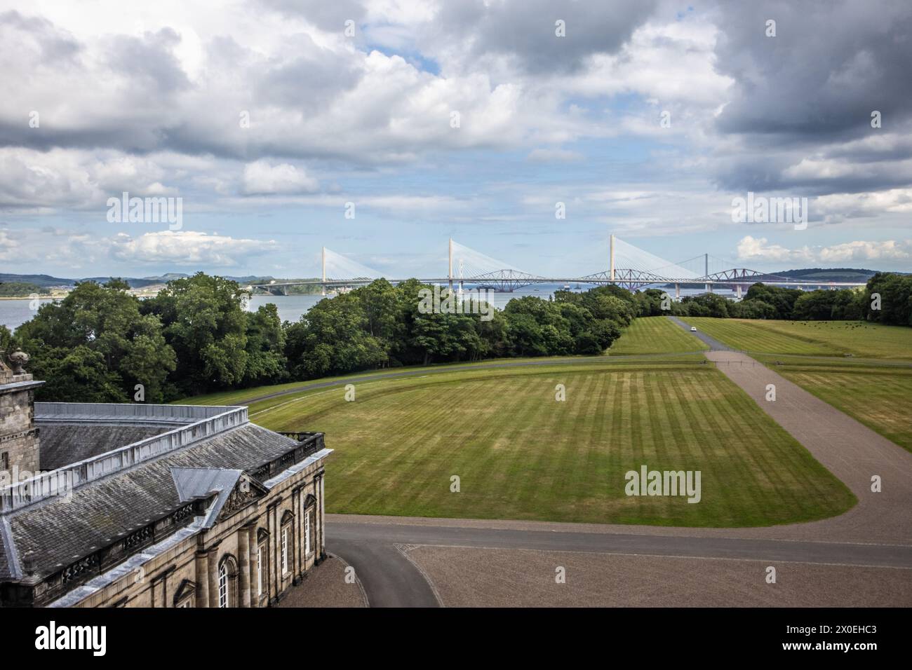 Blick auf die Forth Bridges vom Hopetoun House Stockfoto