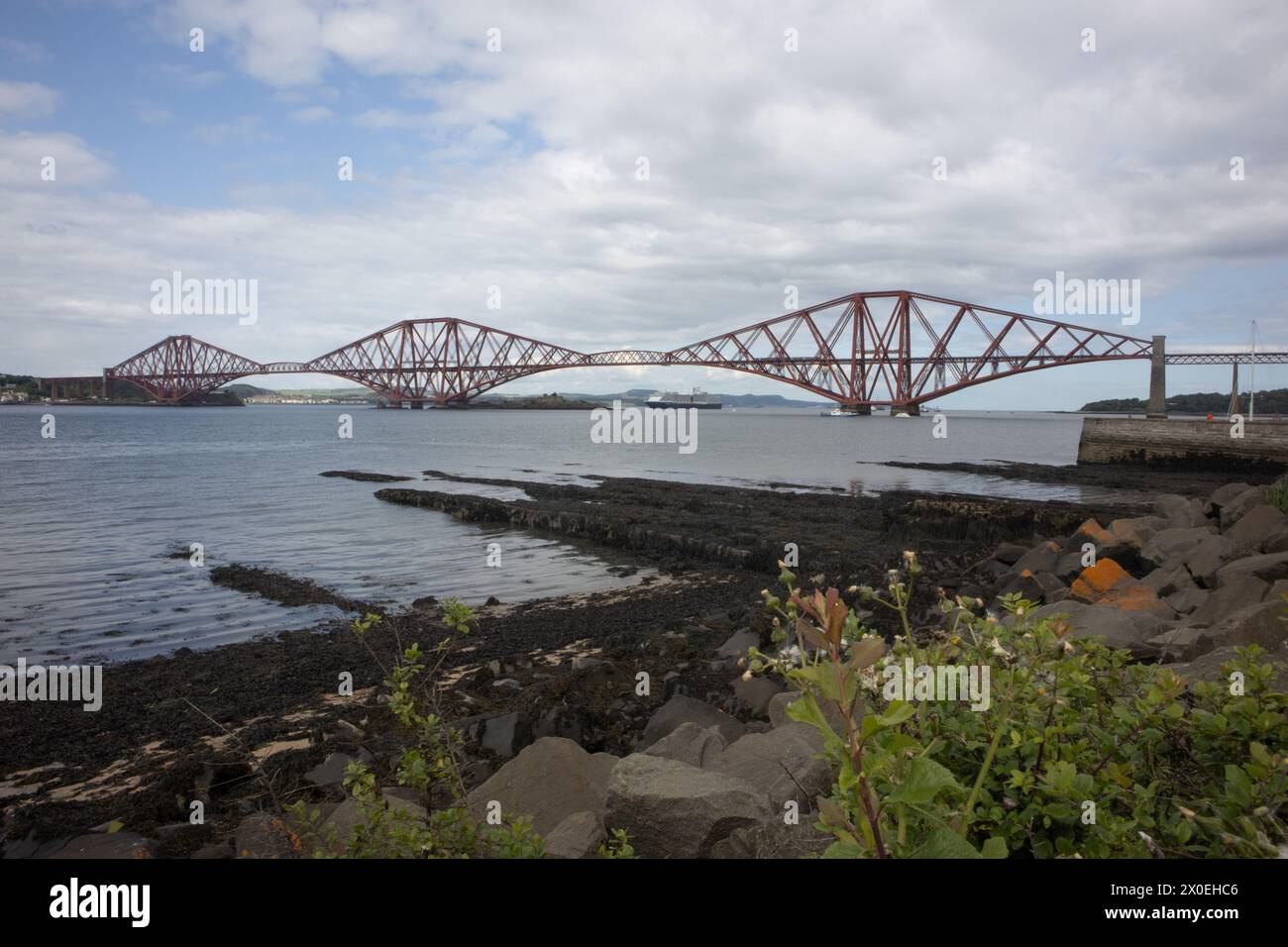 Blick auf die Forth Bridge vom Ufer von Queensferry Stockfoto