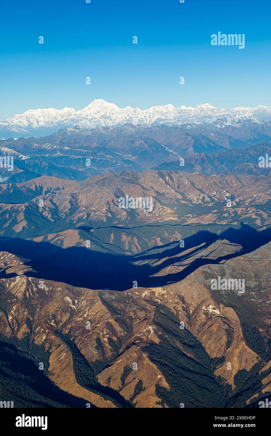 Schneebedeckte Gipfel der Berge im Himalaya und in den Ausläufern nahe der Grenze von Bhutan und Nepal auf einem Flug zwischen Kathmandu und Paro Stockfoto