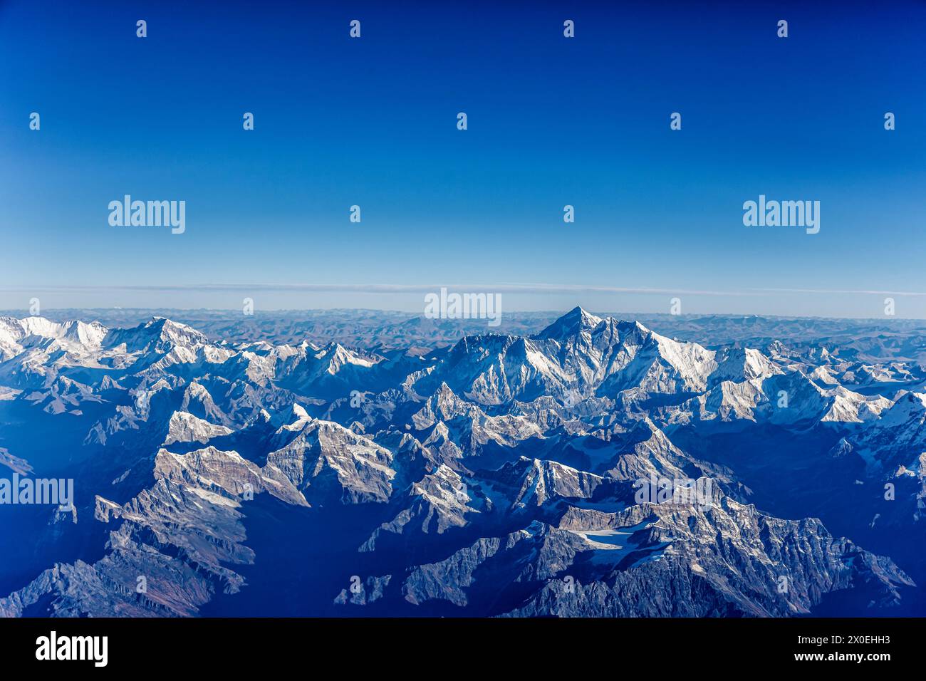 Mount Everest, der höchste Berg der Welt an der Grenze zwischen Nepal und China im Mahalangur-Himal-Untergebirge des Himalaya, von Süden aus gesehen Stockfoto
