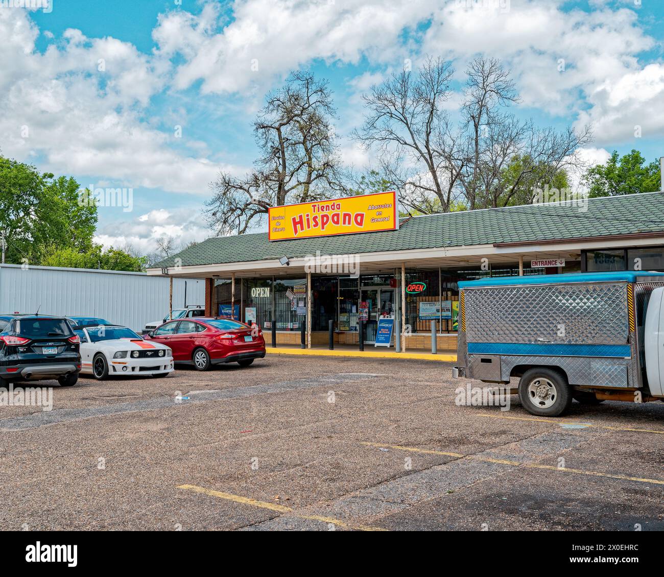 Tienda Hispana, ein kleiner latein- oder latino-Supermarkt oder 24-Stunden-Geschäft in Montgomery Alabama, USA. Stockfoto