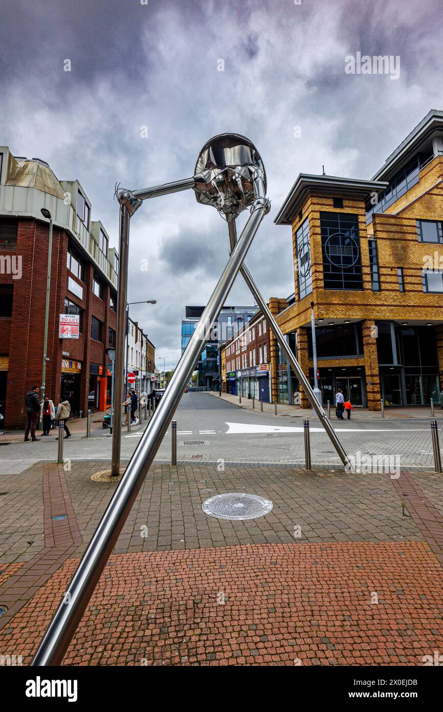 Die Marsstatue im Stadtzentrum von Woking, einer Stadt in Surrey, England, aus dem Roman „Krieg der Welten“ von H G Wells im nahegelegenen Horsell Common Stockfoto