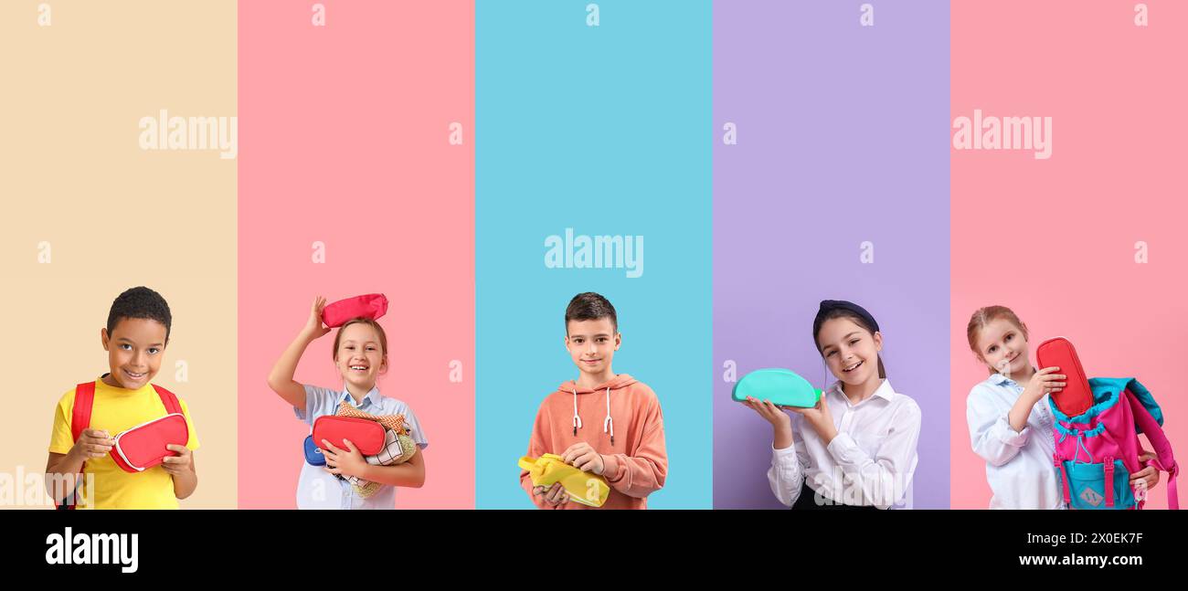 Set von kleinen Schülern mit Bleistiftetuis auf farbigem Hintergrund Stockfoto