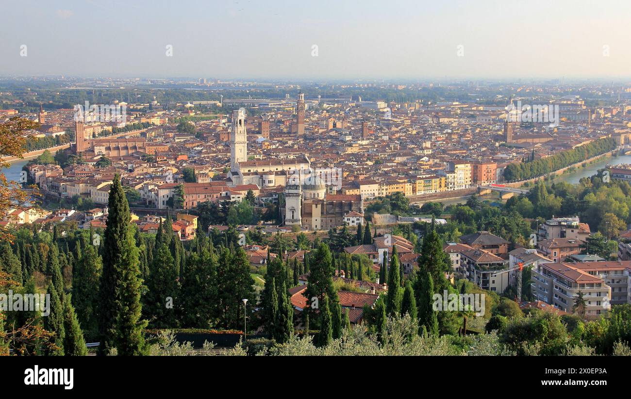 Aus der Vogelperspektive auf die Altstadt von Verona an der Kurve der Etsch, VR, Italien Stockfoto