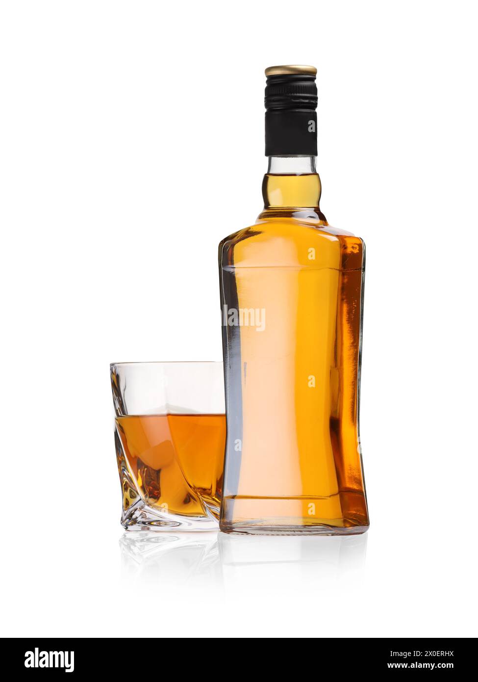 Glas und Flasche Whiskey isoliert auf weiß Stockfoto