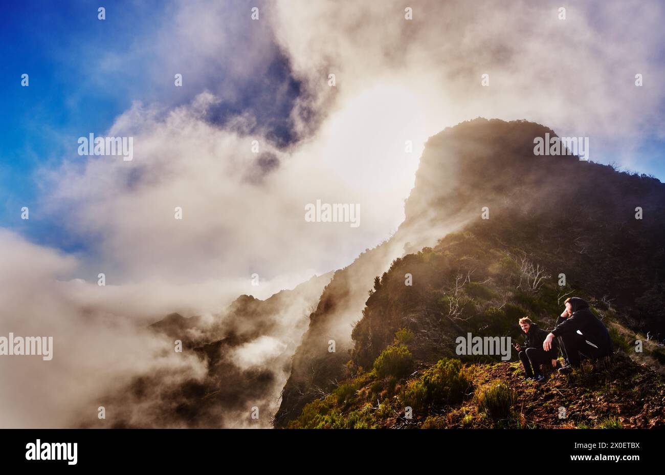 Wanderer genießen die Aussicht vom Gipfel des Pico do Arierio zum Pico Ruivo Wanderweg auf Madeira, Portugal, Europa Stockfoto