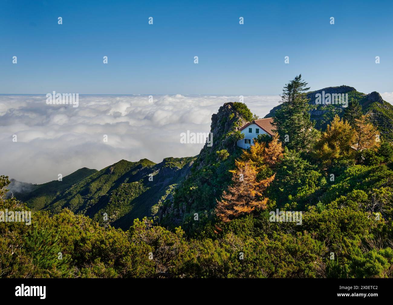 Haus auf der Spitze des Pico do Arierio Wanderweges zum Pico Ruivo auf Madeira Island, Portugal, Europa Stockfoto
