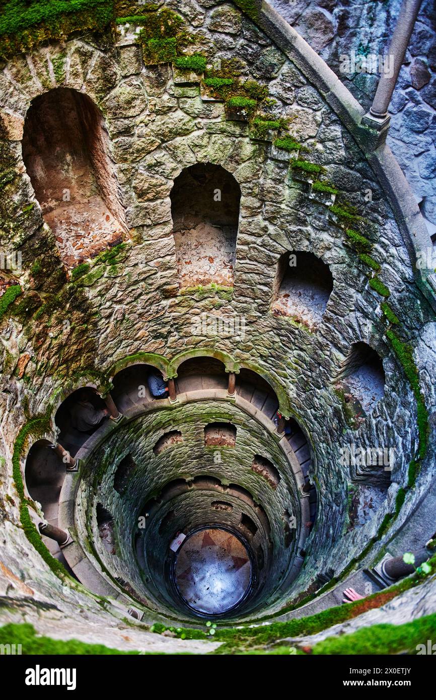 Initiation Well in Quinta da Regaleira, ein UNESCO-Weltkulturerbe in der Nähe der Stadt Sintra. Stockfoto