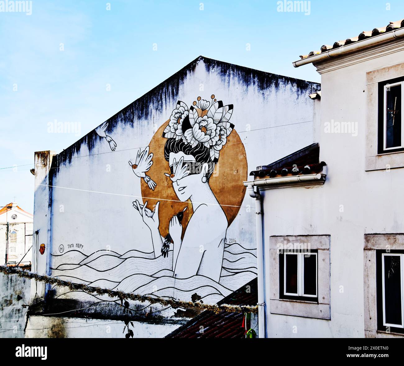 Graffiti-Wandbild auf einem alten Haus in Portugal, Europa Stockfoto