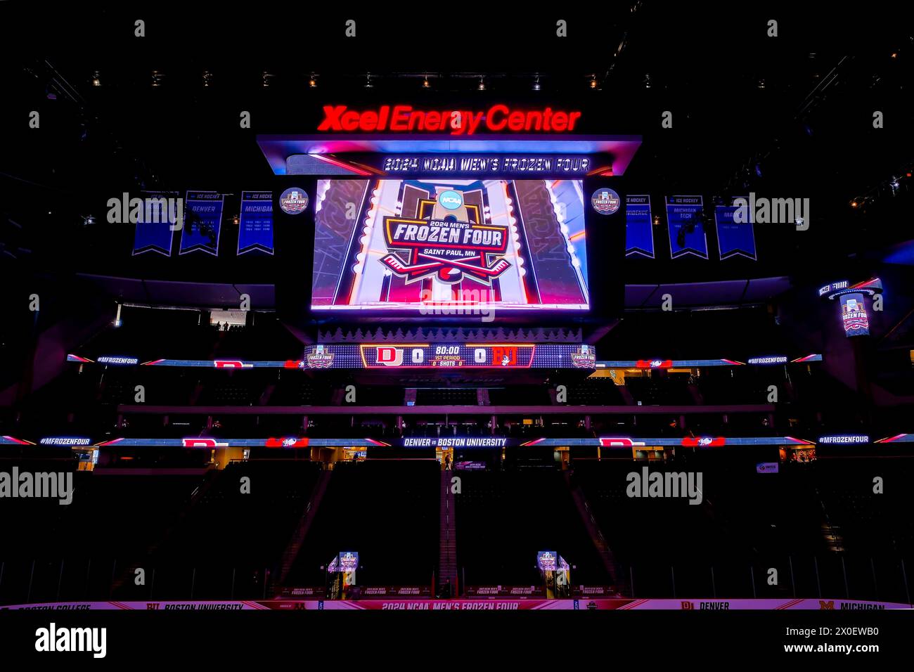 Minneapolis, Minnesota, USA. April 2024. Ein Blick auf die Scoreboards mit dem Frozen Four Logo vor der Halbfinalrunde der NCAA D1 Men's Frozen Four Hockey Championship 2024 im Xcel Energy Center in St. Paul, Minnesota am 11. April 2024. (Kreditbild: © Steven Garcia/ZUMA Press Wire) NUR REDAKTIONELLE VERWENDUNG! Nicht für kommerzielle ZWECKE! Stockfoto