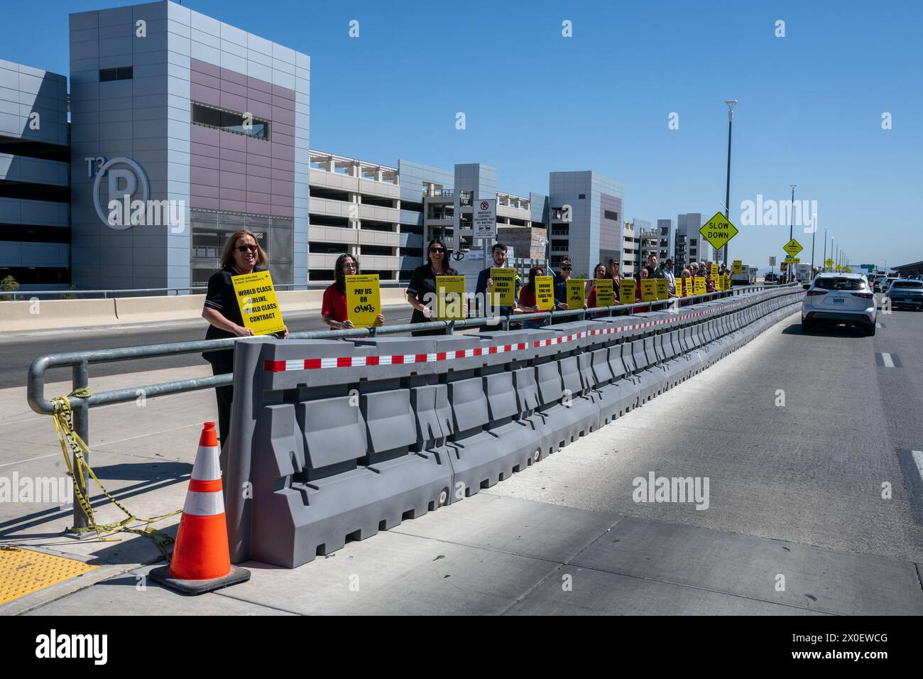 Las Vegas, NV, USA. April 2024. United Airlines Workers Picket am 11. April 2024 am Harry Reid International Airport in Las Vegas, Nevada. Quelle: Dee Cee Carter/Media Punch/Alamy Live News Stockfoto