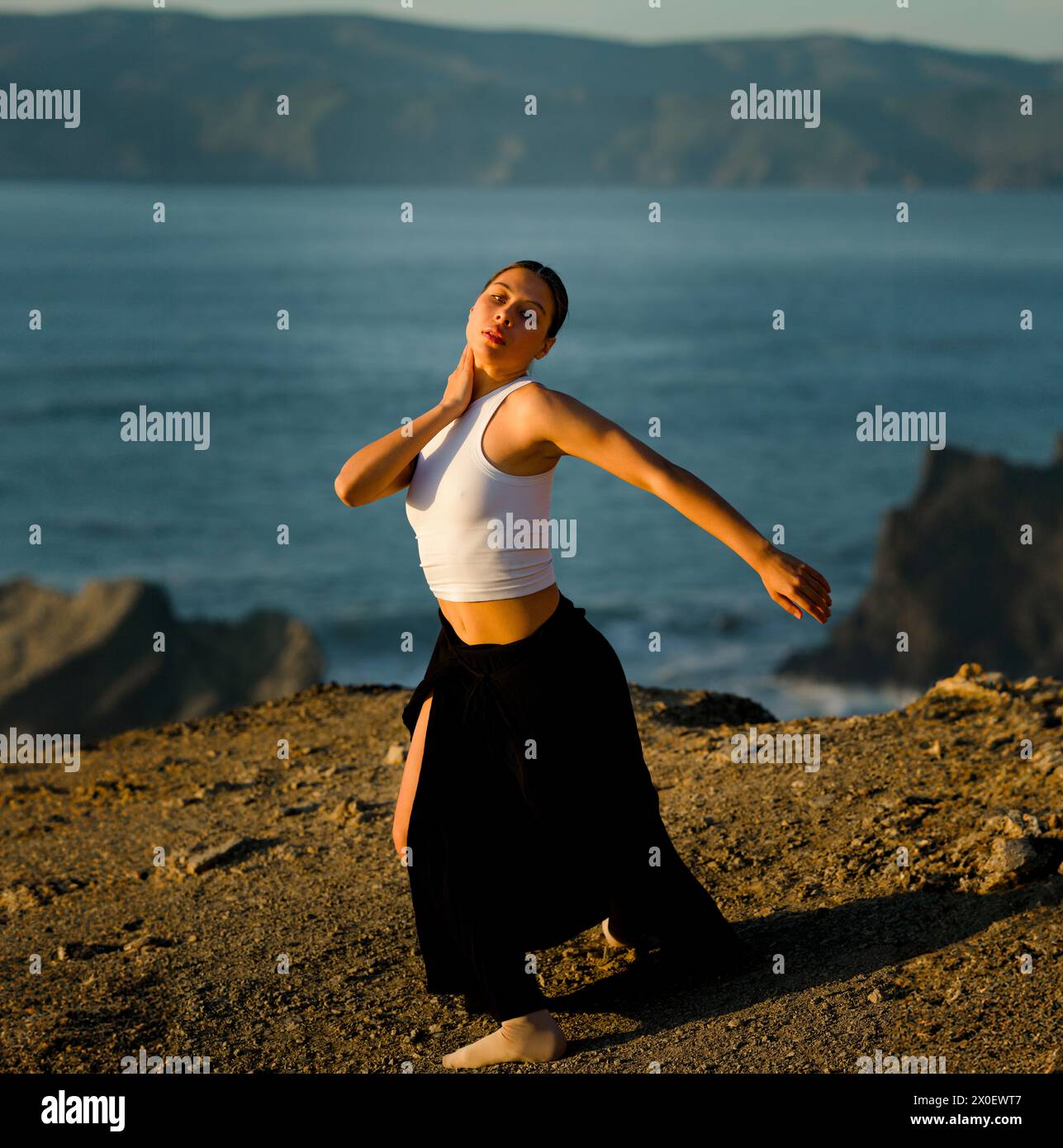 Asiatische Teenager-Frauen tanzen auf den Shoreline Cliffs in Lands End in San Francisco Stockfoto