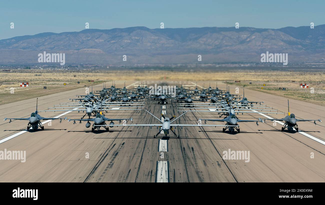 49 F-16 Vipers und MQ-9 Reaper, die der 49.-Flügel-Schlange zugeteilt wurden, während eines Elefantenspaziergangs auf dem Holloman Air Force Base, New Mexico, 21. April 2023. Die Hollomaner nutzen den Sensenmann zum ersten Mal, als ein MQ-9 an einer Ausstellung von Luftwaffe teilnahm. (USA Air Force Photo Senior Airman Antonio Salfran) Stockfoto