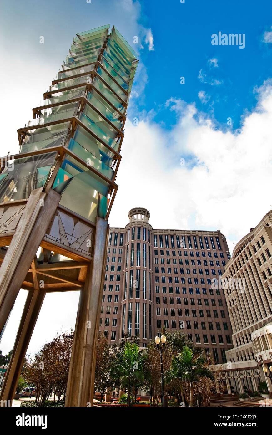 Orlando Tower of Light aus Edelstahl und Glas, entworfen von Ed Carpenter im Jahr 1992 vor dem Rathaus im Stadtzentrum von Orlando, Florida - USA Stockfoto