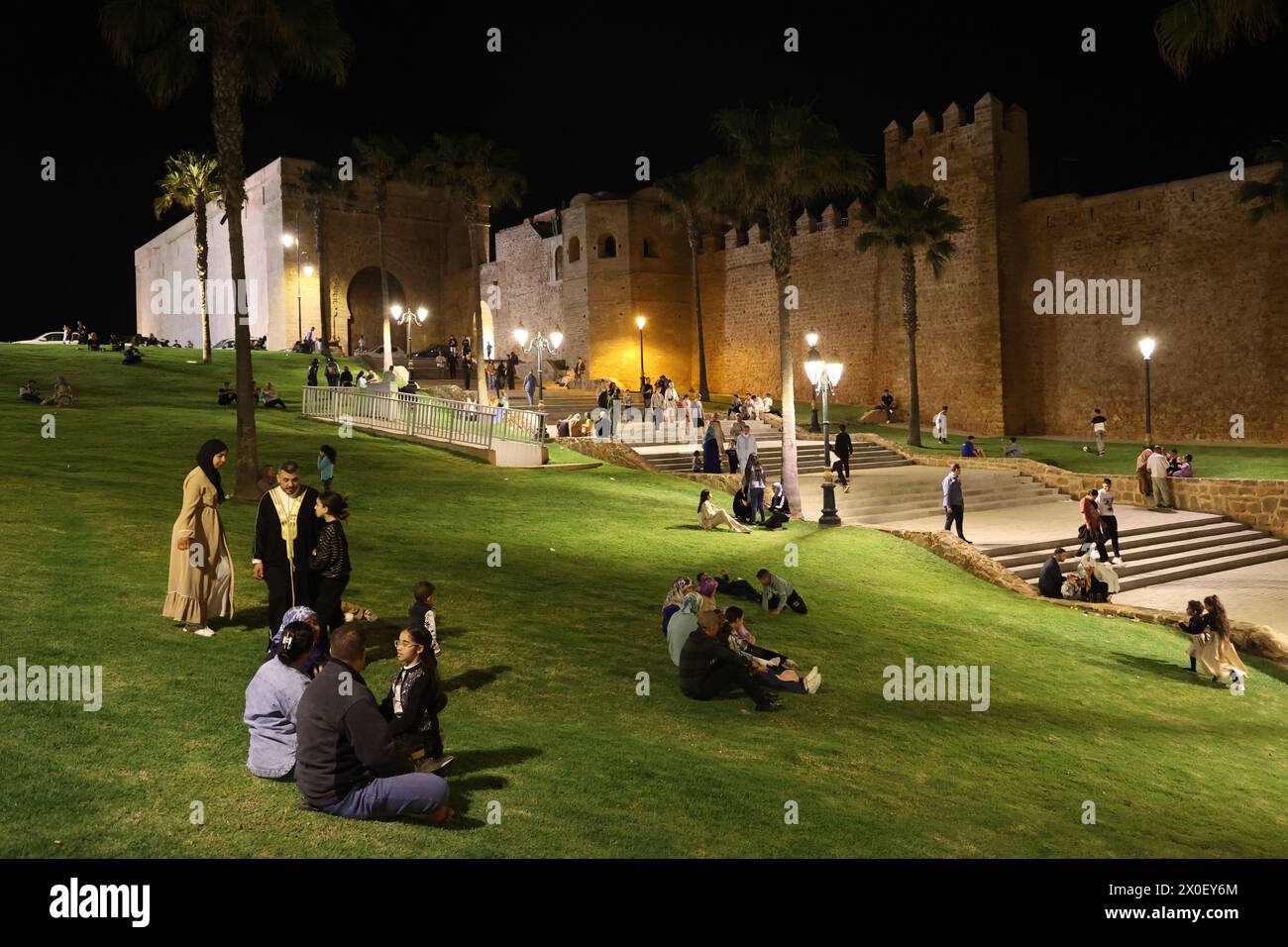 Rabat, Marokko. April 2024. Während des Eid al-Fitr-Urlaubs in Rabat, Marokko, am 11. April 2024, genießen die Menschen Freizeit in der Nähe der Kasbah der Udayas. Quelle: Huo Jing/Xinhua/Alamy Live News Stockfoto