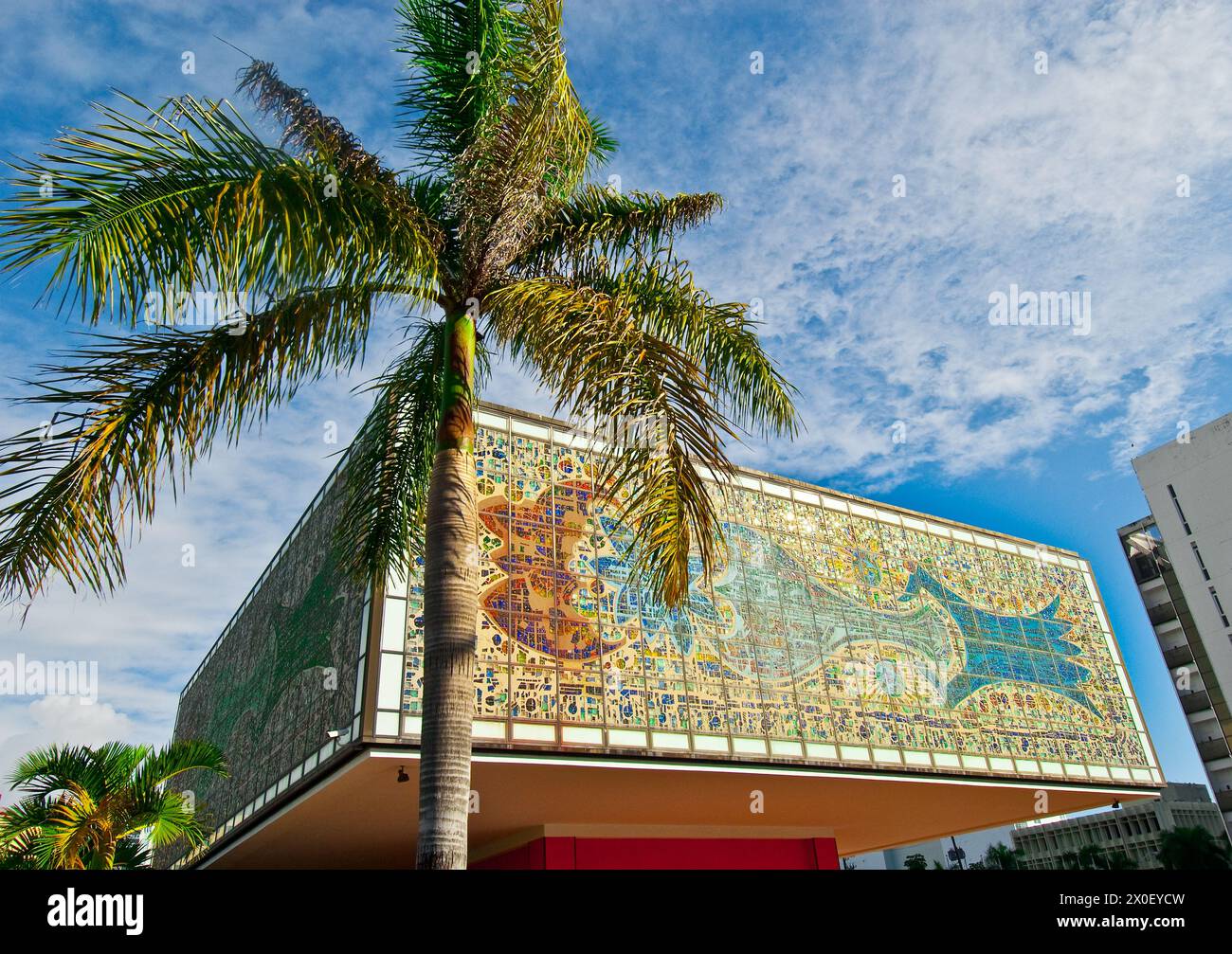 Das ehemalige US-Hauptquartier von Bacardi sind zwei mit Mosaiken und Wandgemälden umhüllte, ikonische Strukturen, die für Flugzeuge sichtbar sind, die auf den Flughafen Miami fliegen Stockfoto