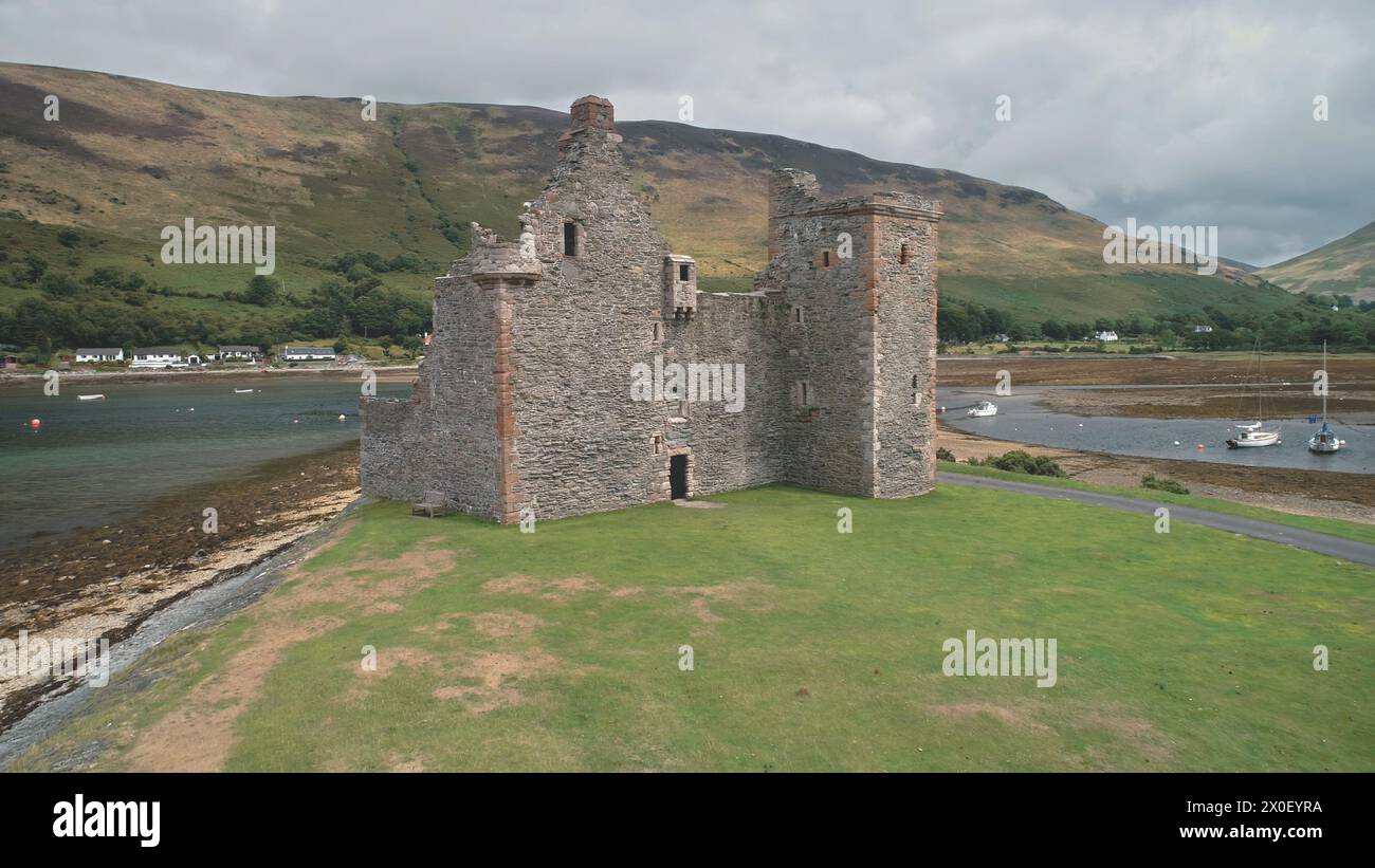 Alte Burgruinen an der Meeresbucht aus der Luft. Historisches Denkmal und Erbe der britischen Kultur. Schottland touristisches und historisches Wahrzeichen auf Arran Island, Europa. Filmische schottische Architekturattraktion Stockfoto