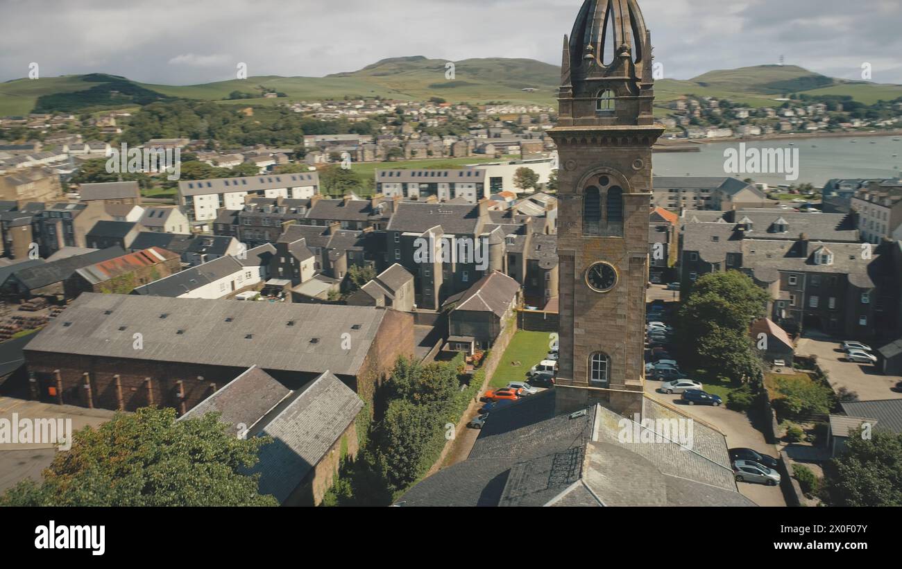 Nahaufnahme historische Kirche mit Uhrturm-Antenne. Alte Kapelle in Campbeltown, Schottland, Europa. Historisches Architekturdenkmal. Straßen mit alten Gebäuden. Europäisches Stadtbild Stockfoto