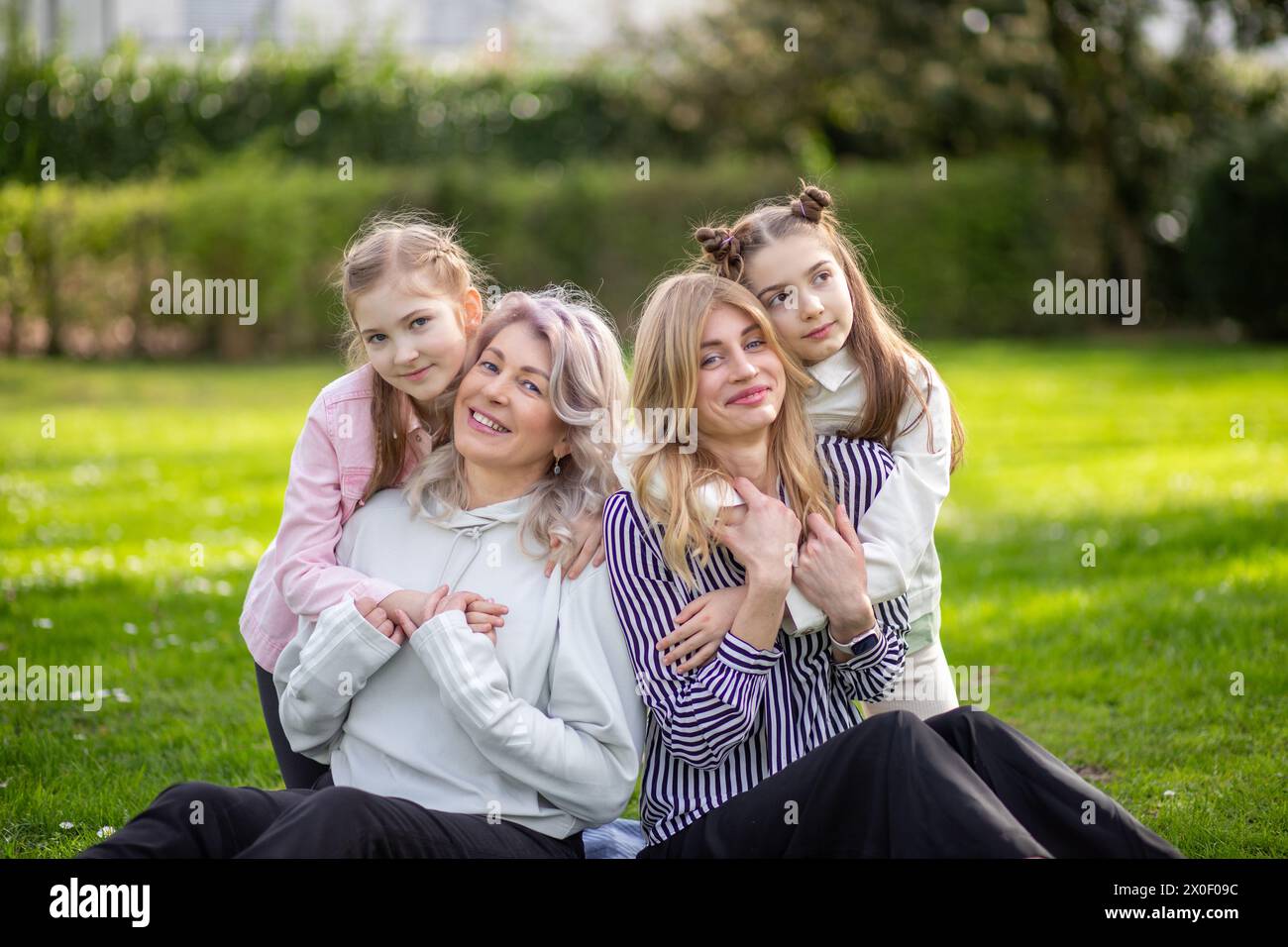 Glückliche Familie im Freien: Mutter, Großmutter und Tochter Stockfoto
