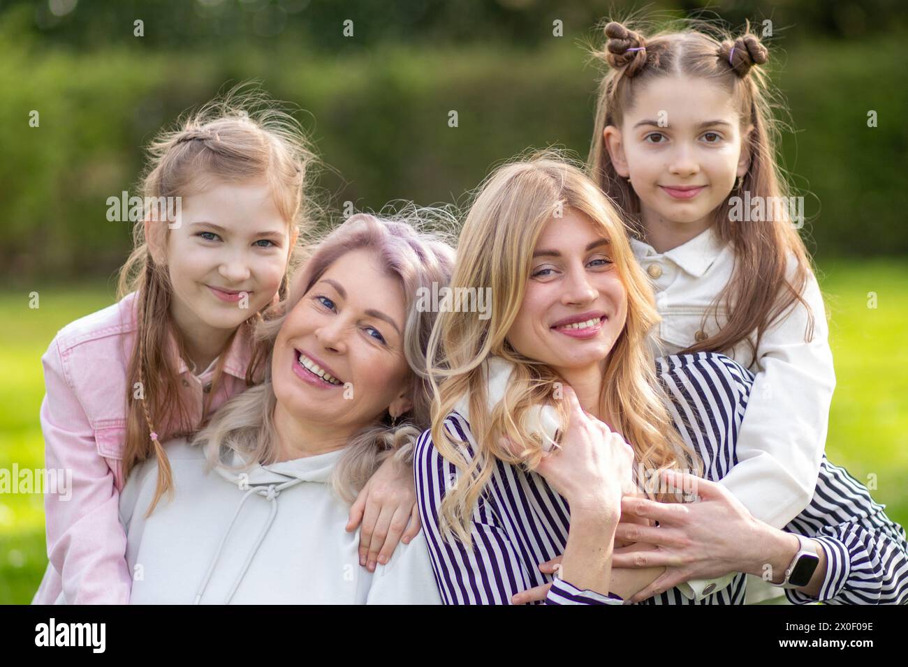 Glückliche Familie im Freien: Mutter, Großmutter und Tochter Stockfoto