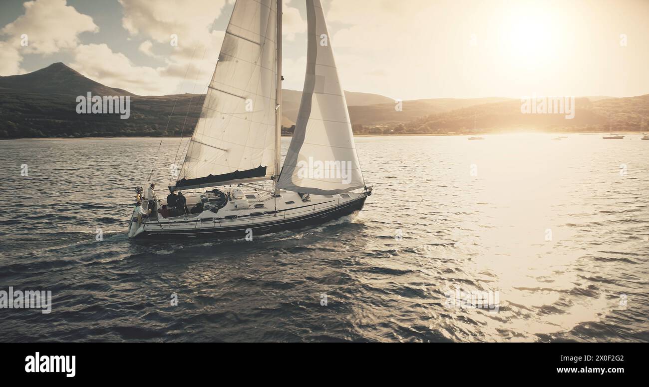 2018.08.10: Brodick Harbour, Arran Island, Schottland. Luxusyachtfahrt in der sonnigen Meeresbucht. Segeln mit Motorboot im Wind am Seehafen. Atemberaubende Naturlandschaft im Sommer. Urlaub auf dem Meer Stockfoto