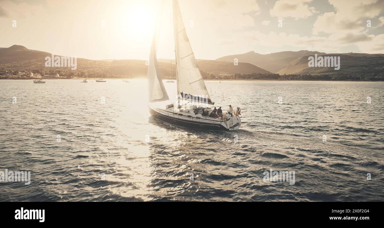 2018.08.10: Brodick Harbour, Arran Island, Schottland. Luxusyachtfahrt in der sonnigen Meeresbucht. Segeln mit Motorboot im Wind am Seehafen. Atemberaubende Naturlandschaft im Sommer. Urlaub auf dem Meer Stockfoto