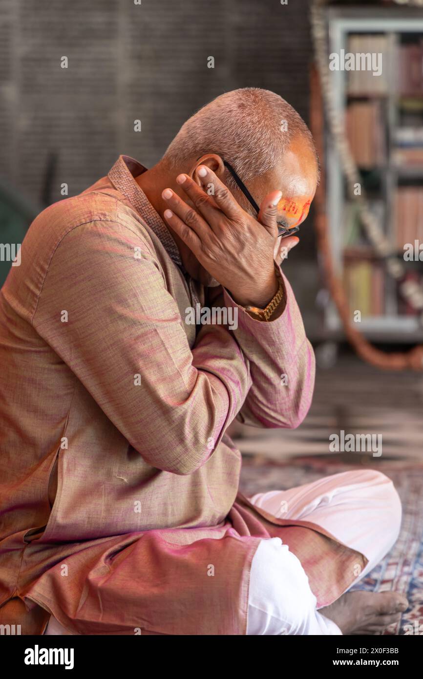 Ein Gläubiger betet für den heiligen Gott am Morgen im Tempel aus flachem Winkel Stockfoto