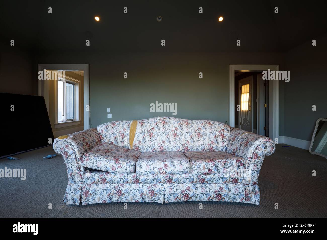 Eine Couch in einem grünen Raum in einem verlassenen Haus. Stockfoto