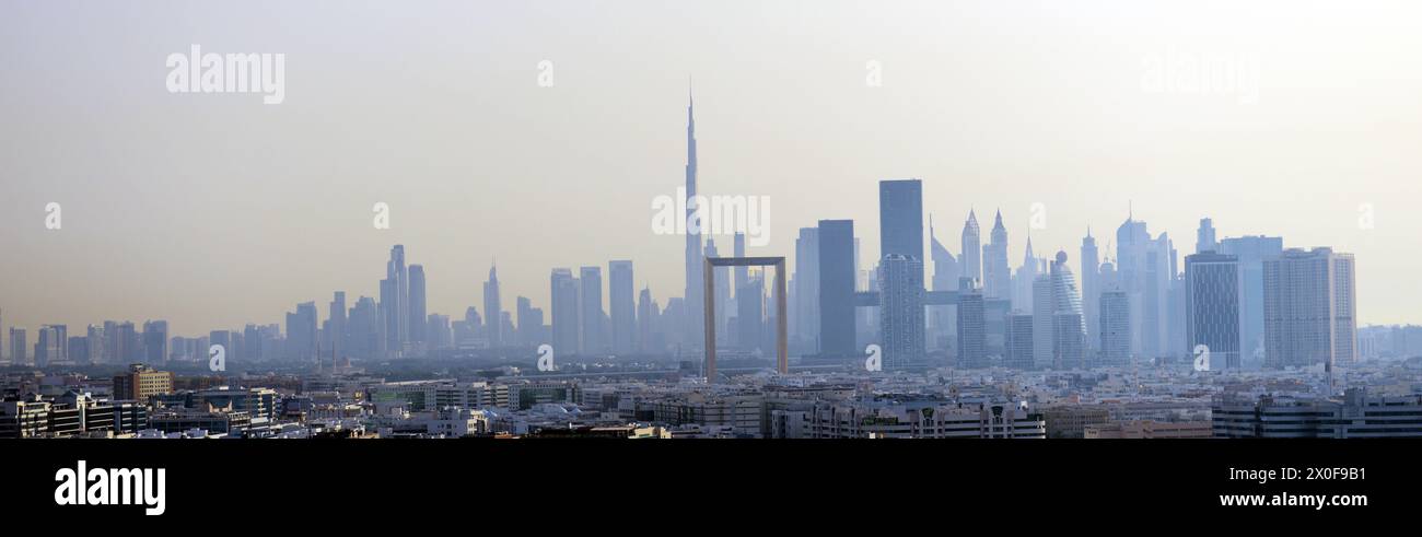 Blick auf die moderne Skyline von Dubai vom Dach des Golden Sands Hotel Creek in Deira, Dubai, VAE. Stockfoto