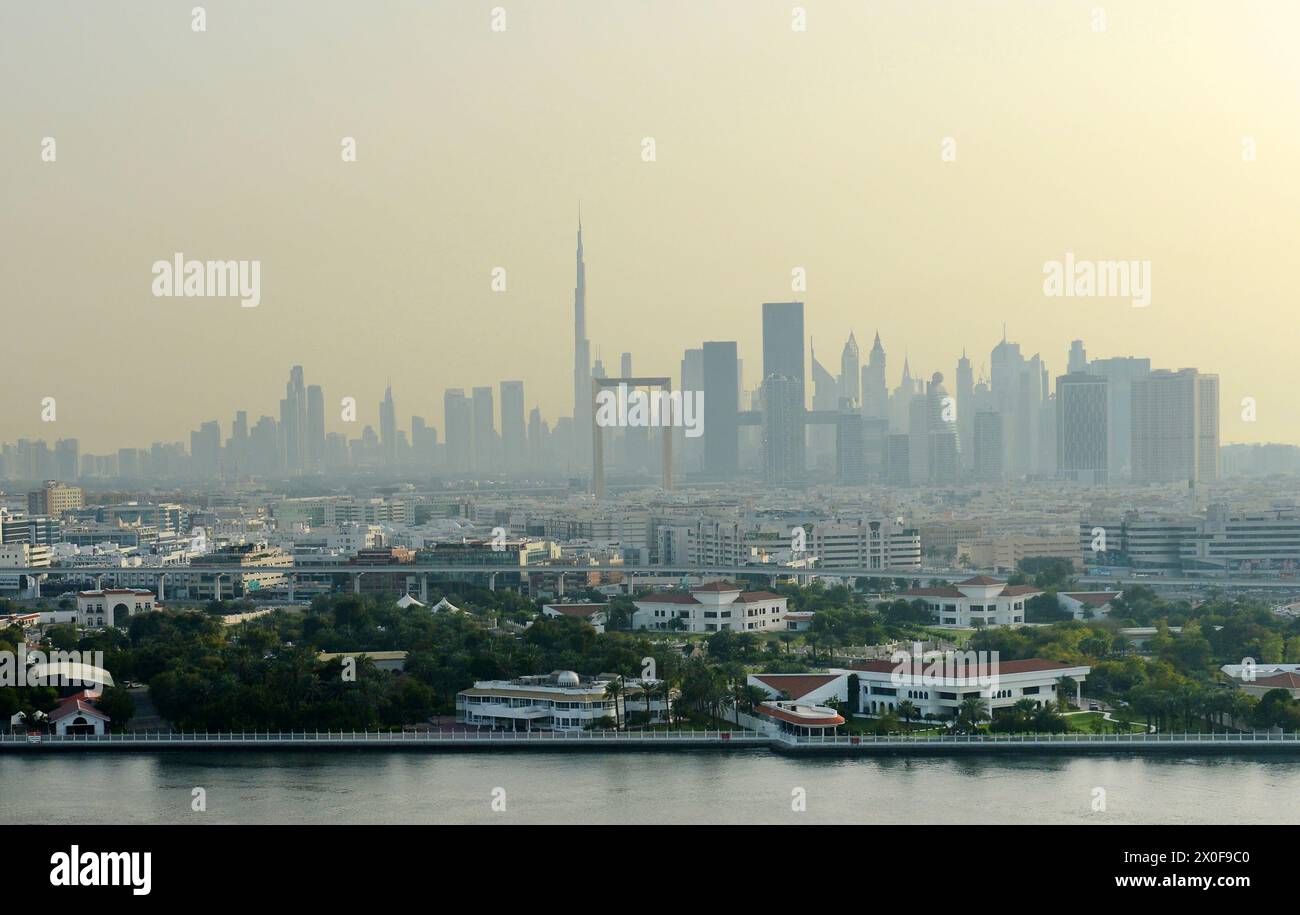 Blick auf die moderne Skyline von Dubai vom Dach des Golden Sands Hotel Creek in Deira, Dubai, VAE. Stockfoto