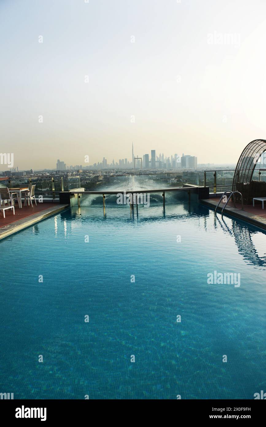 Blick auf die moderne Skyline von Dubai vom Infinity-Pool auf dem Dach des Golden Sands Hotel Creek in Deira, Dubai, VAE. Stockfoto