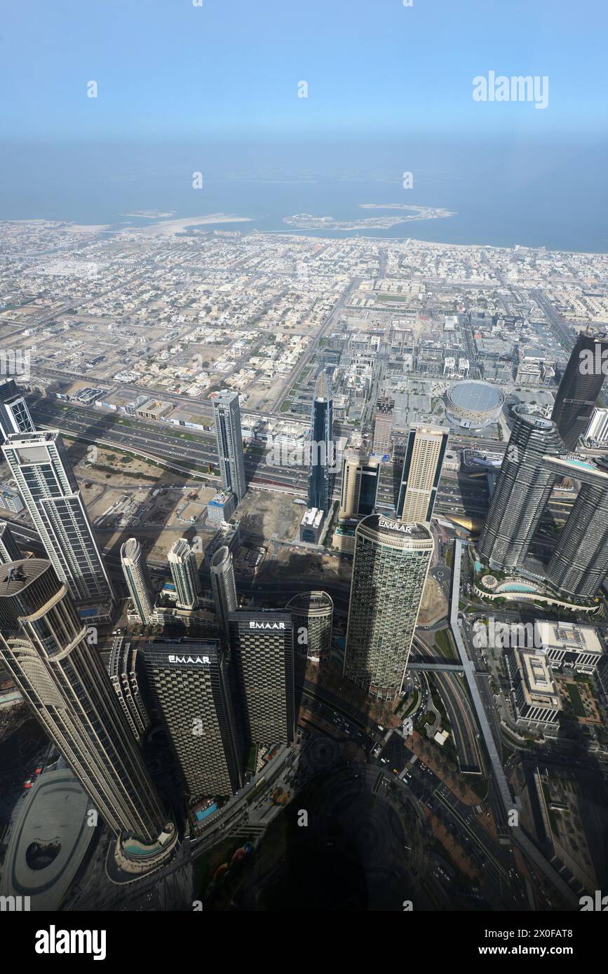 Die moderne Skyline von Downtown Dubai mit Jumeirah Bay im Hintergrund. Dubai, VAE. Stockfoto