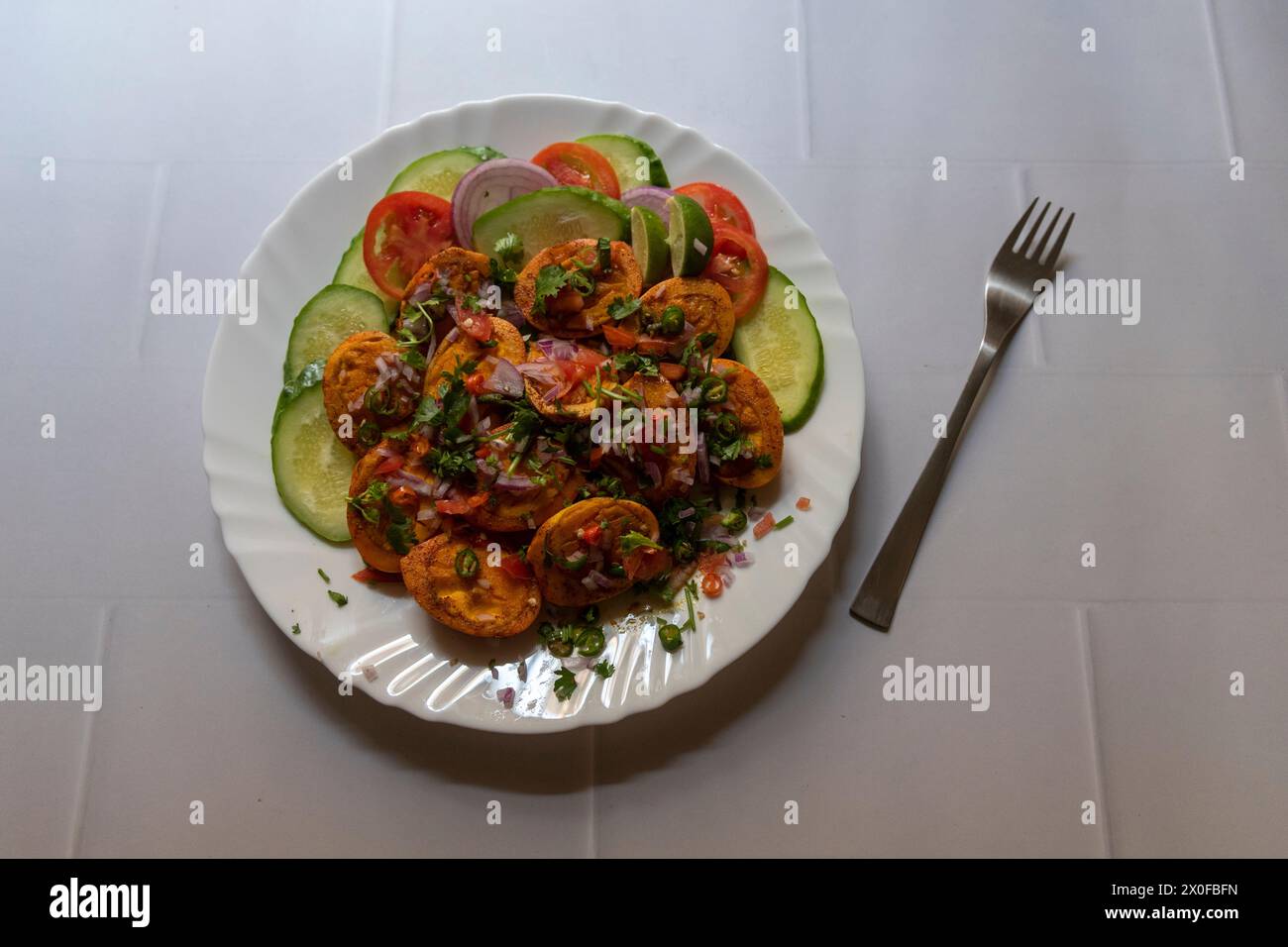 Indisches Masala-Curry mit Gewürzen und Kräutern. Ansicht von oben. Stockfoto