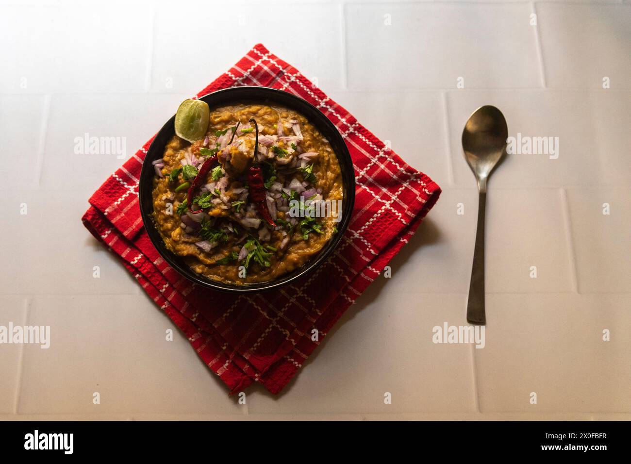 Blick von oben auf das traditionelle Ramadan-Essen Haleem, serviert in einer Schüssel. Stockfoto