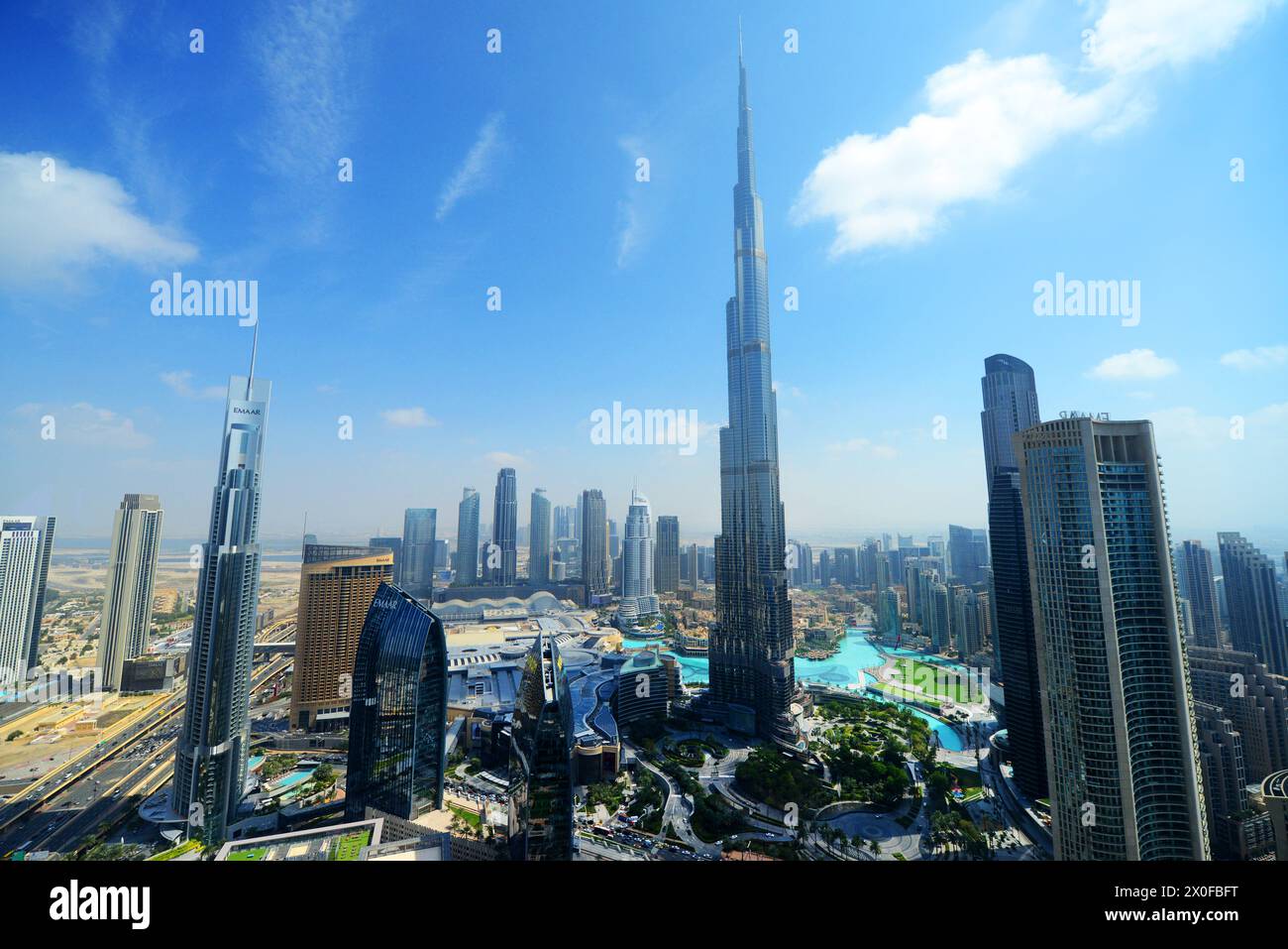 Der Burj Khalifa-Turm mit der Dubai Mall und anderen Wolkenkratzern in Dubai, VAE. Stockfoto