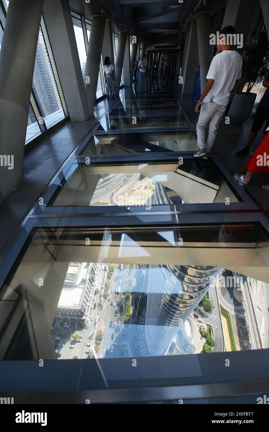 Blick hinunter durch den durchsichtigen Boden auf die Aussichtsplattform am Skyview Observatory in Dubai, VAE. Stockfoto