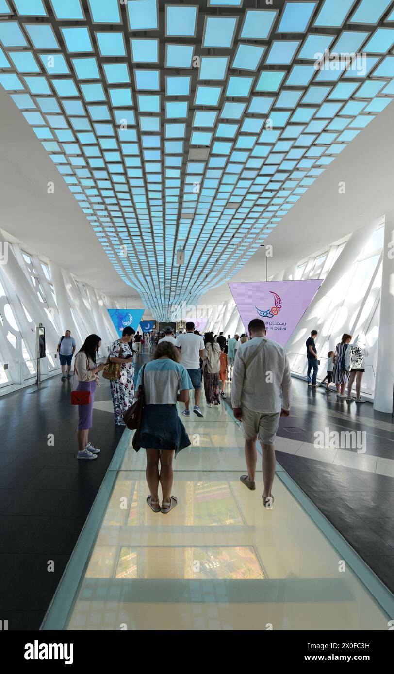 Die Aussichtsplattform auf der Spitze des Dubai Frame in Dubai, VAE. Stockfoto