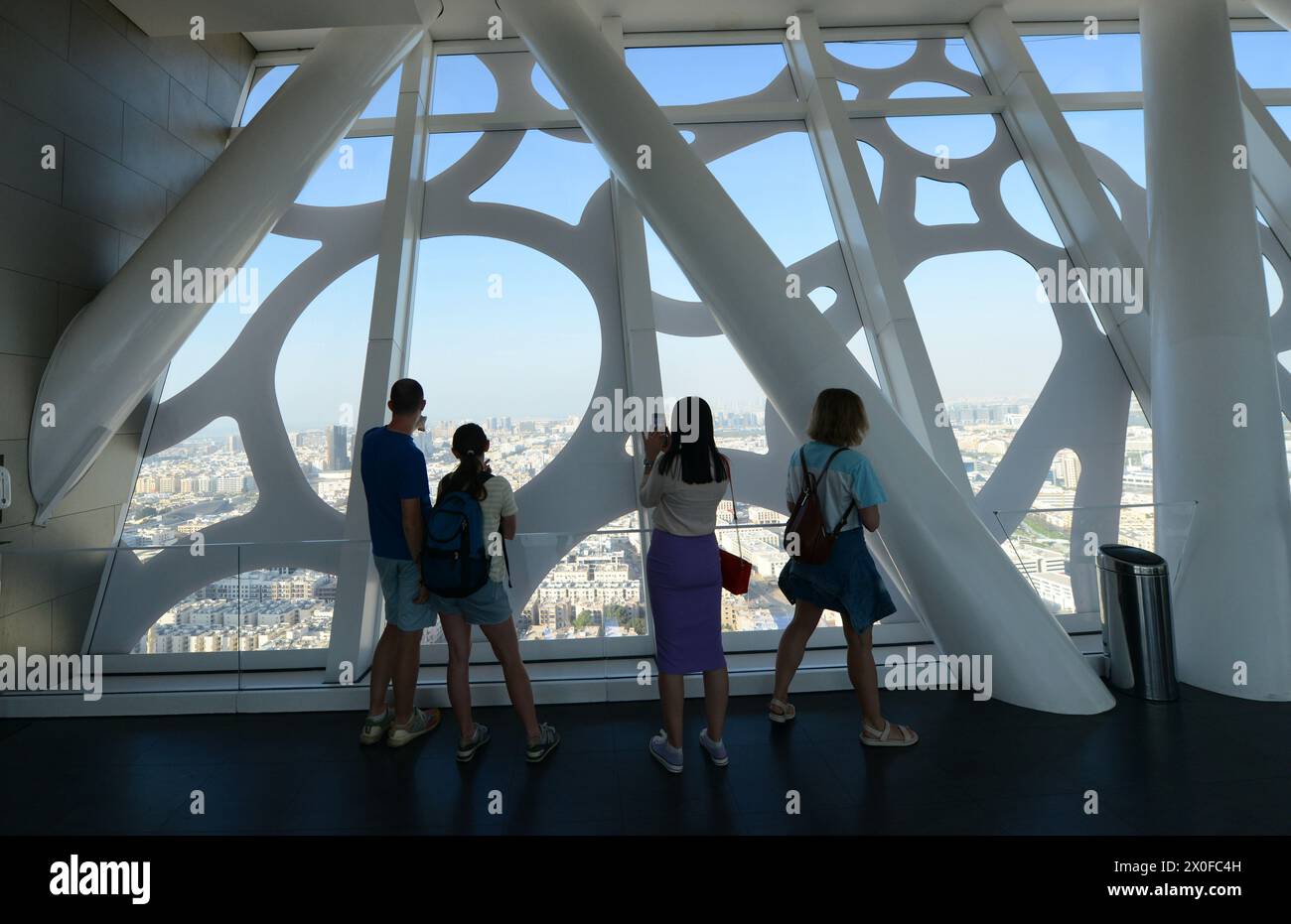 Die Aussichtsplattform auf der Spitze des Dubai Frame in Dubai, VAE. Stockfoto