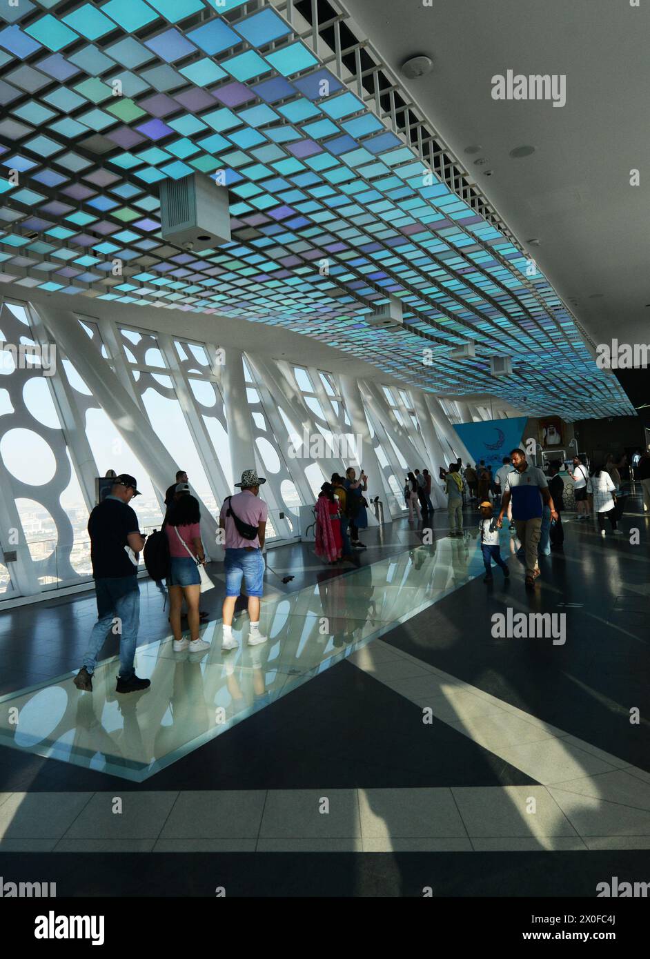 Die Aussichtsplattform auf der Spitze des Dubai Frame in Dubai, VAE. Stockfoto