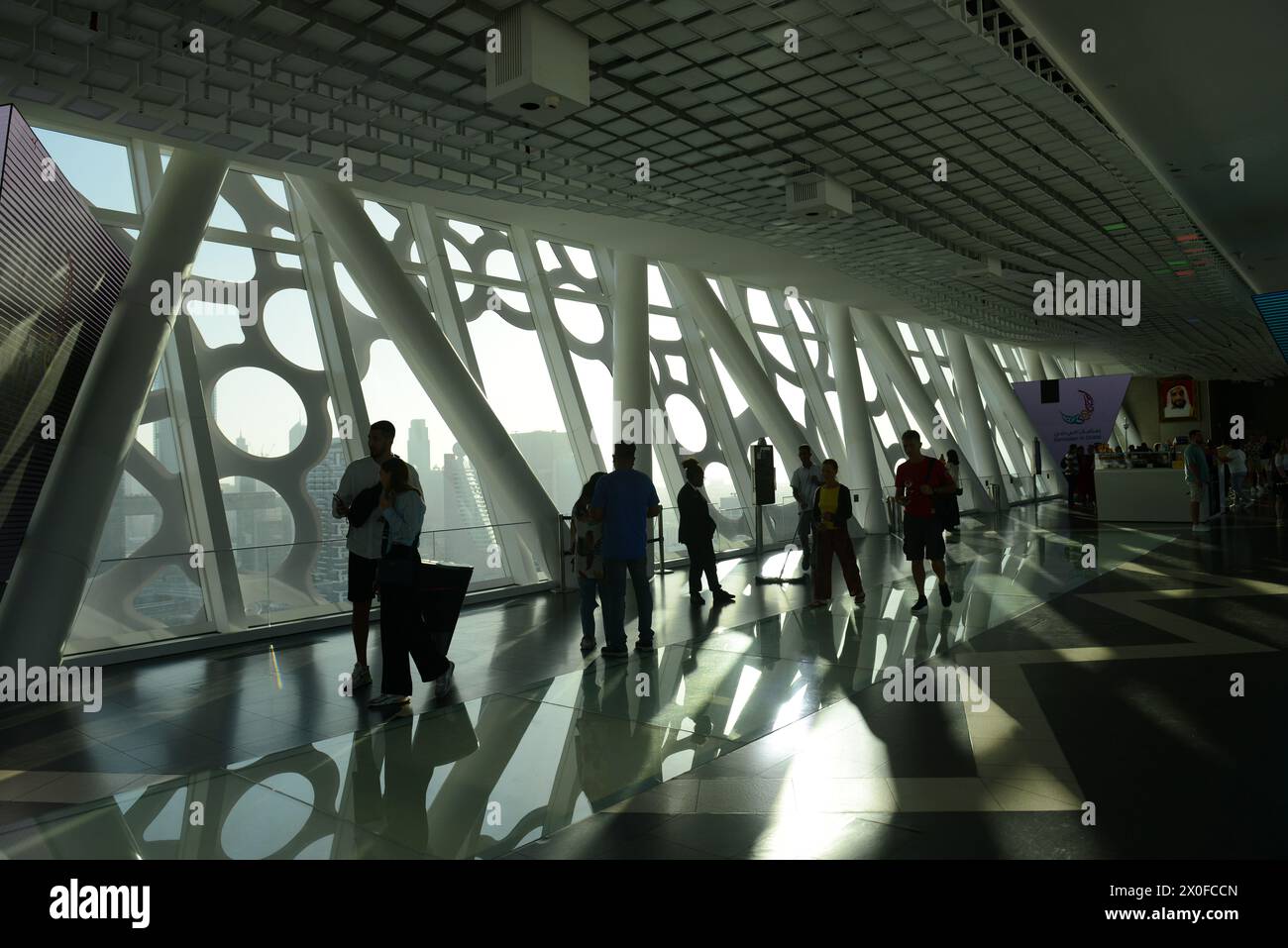 Die Aussichtsplattform auf der Spitze des Dubai Frame in Dubai, VAE. Stockfoto