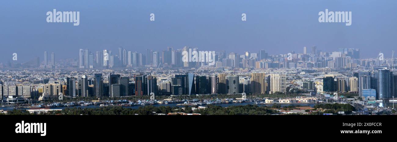 Ein Blick auf Deira und Sharjah im Hintergrund, vom Observatorium am Dubai Frame aus gesehen. Dubai, VAE. Stockfoto