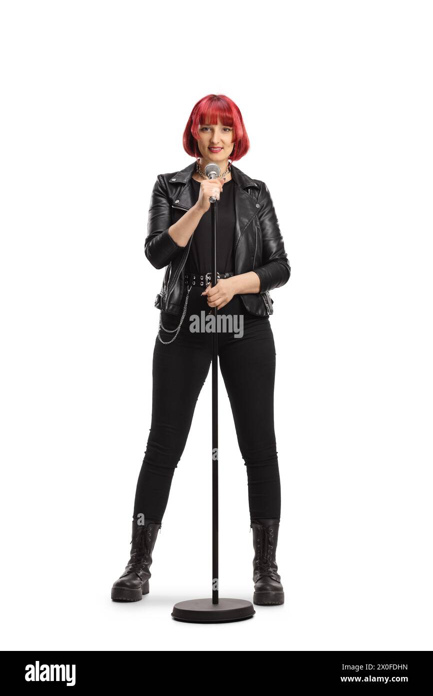 Gothic Rock Stil weibliche Sängerin mit einem Mikrofon isoliert auf weißem Hintergrund Stockfoto