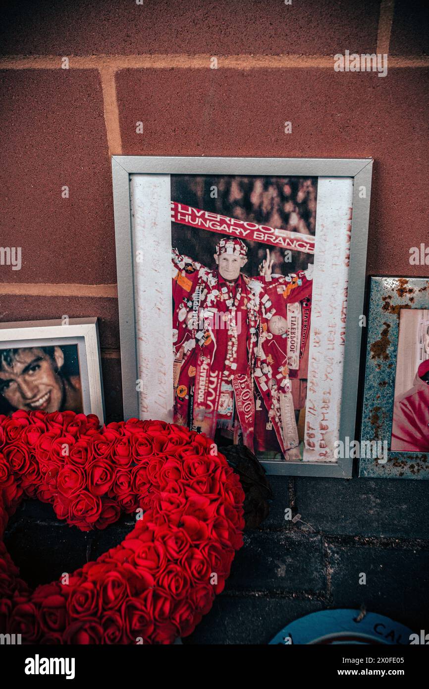 Foto von Liverpool Football Club Anhänger aus Ungarn starb traurig mit Kranz, im Anfield Stadium. Stockfoto