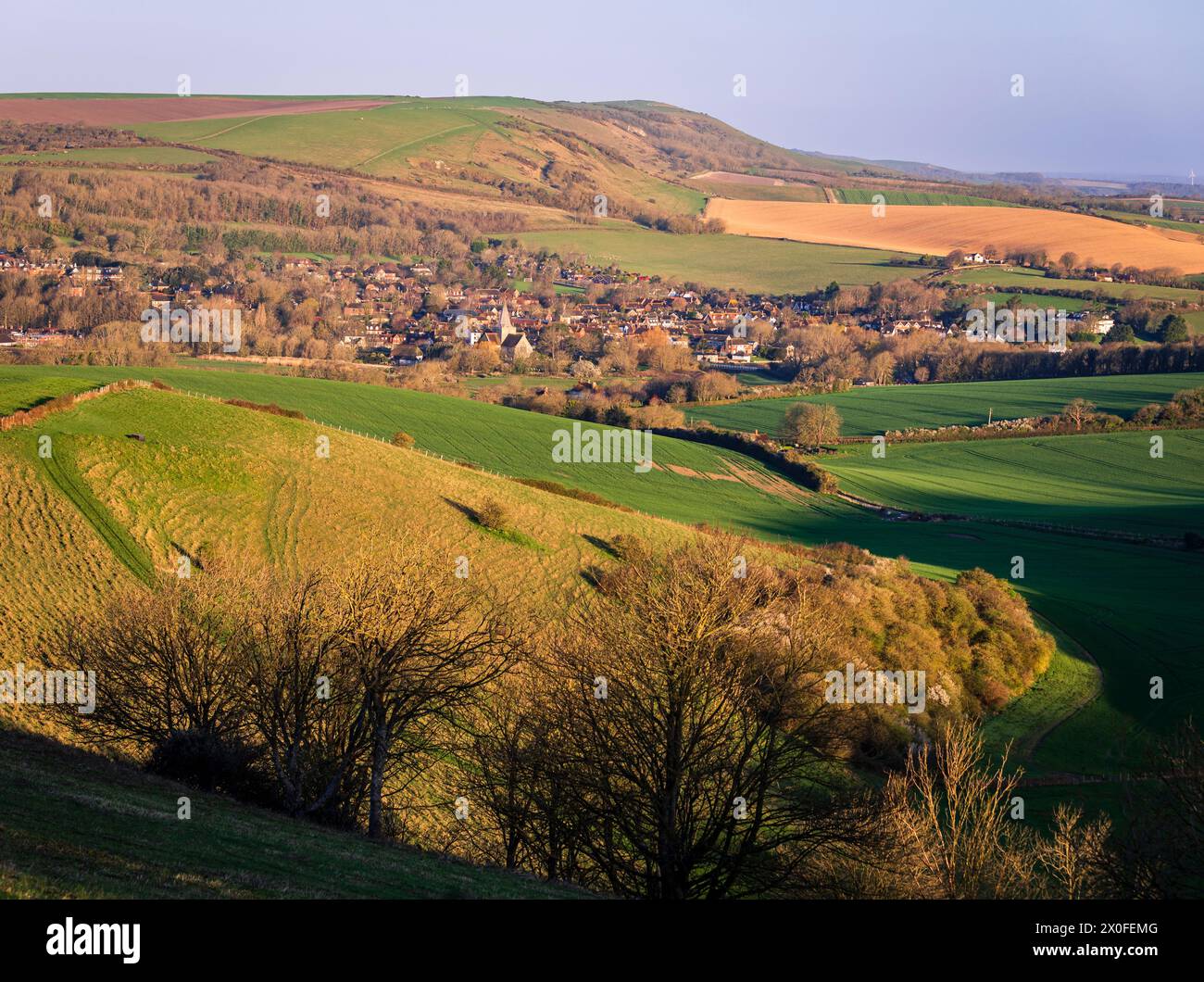 Blick auf das Dorf Alfristion und die südlichen Tiefen von Wilmington Hill im Osten Sussex im Südosten Englands Großbritannien Stockfoto