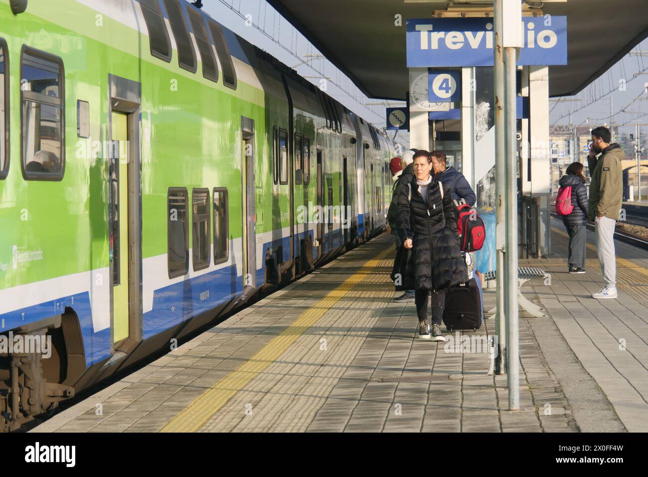 Zug am Hauptbahnhof von Treviglio entlang des Abschnitts Mailand-Venedig, Lombardei, Italien Stockfoto